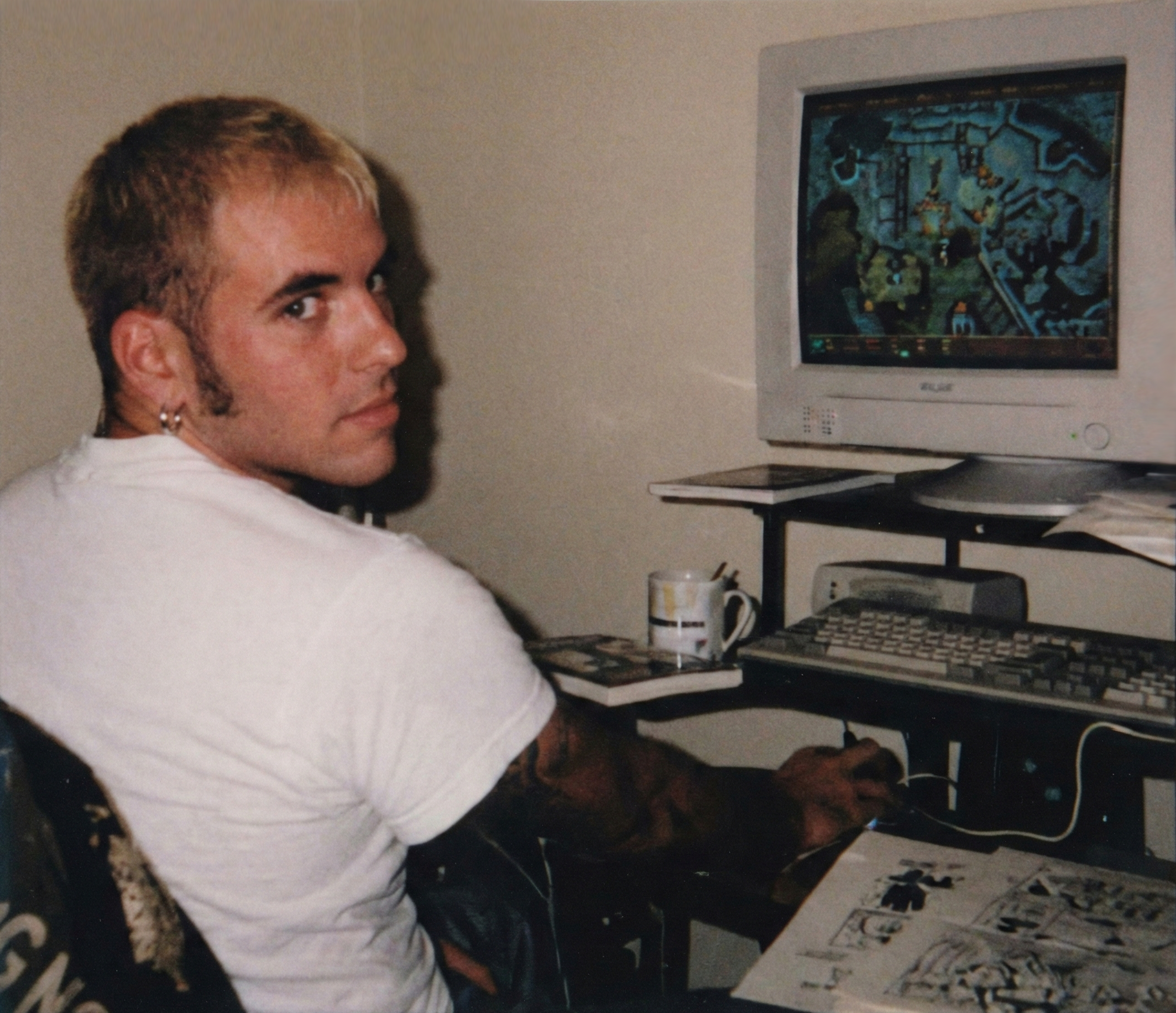 Pier Brito en el estudio realizando el coloreado de Aldus y Vampiro.